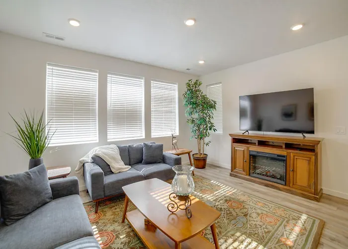 Patio, Park & Peace: 'Skyview Landing' In Eagle!