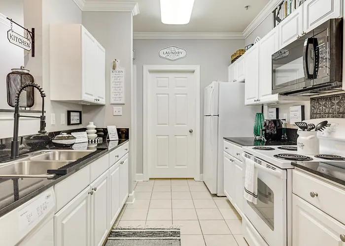 3 Mi To Owa: Modern Condo W/ Resort Pool!