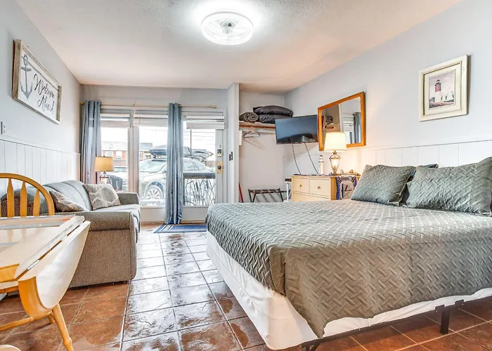 Walk To Old Orchard Pier: Cozy Beachfront Condo!