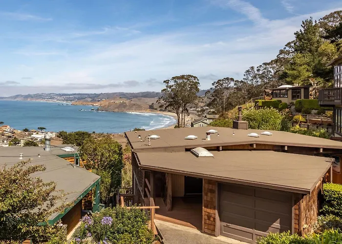 Small Home With Ocean View Walk To Restaurants Brewery Shops Beach