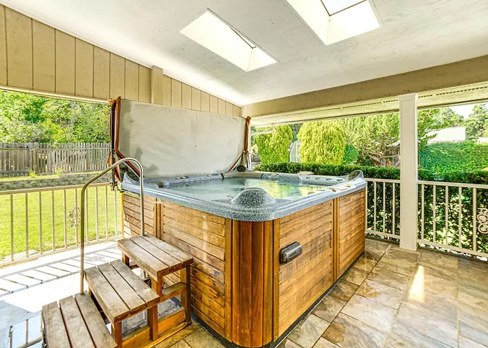 Steps To Clear Lake: Hot Tub Haven In Norcal!