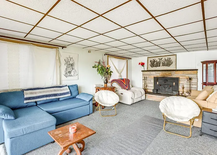 Manistee Forest Retreat: Group-Friendly Lake House