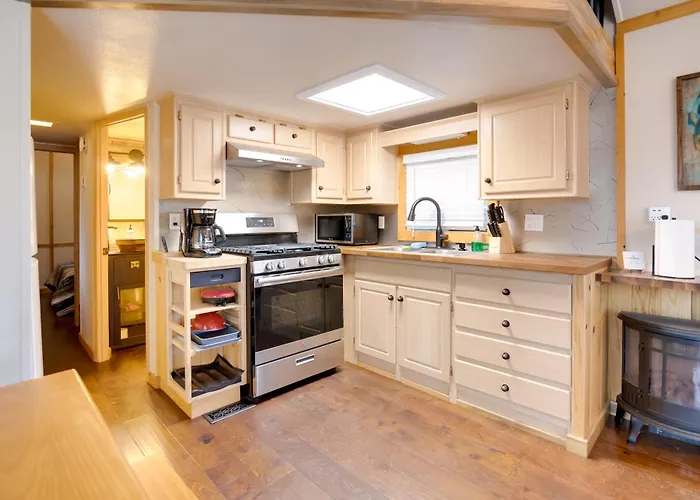 Near Lake Almanor & Golf: Cozy Cabin!