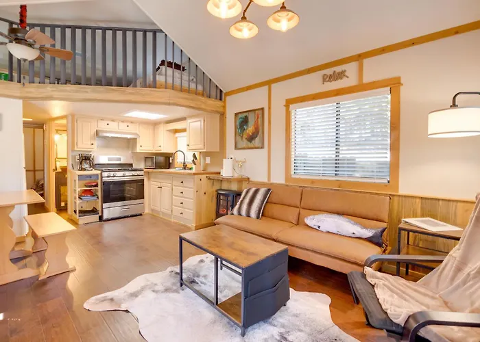 Near Lake Almanor & Golf: Cozy Cabin!