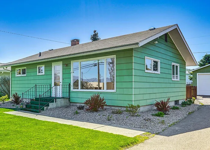 Walk To Flathead Lake: Airy Home W/ Mtn Views!