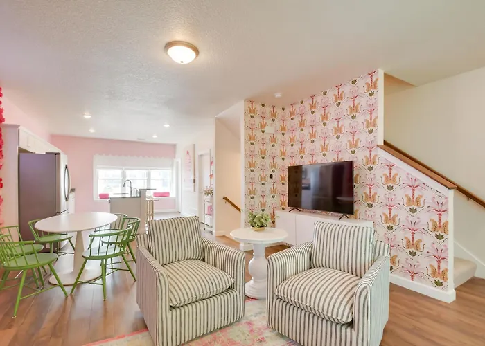 2 Mi To Tbk Bank Sports Complex: Townhome W/ Patio