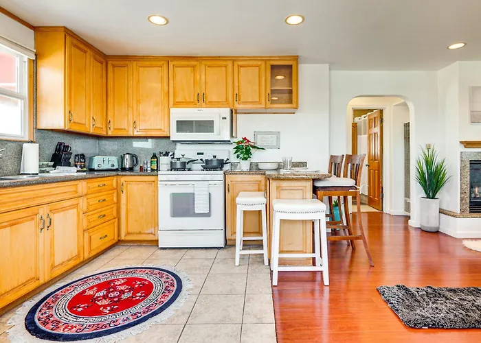 Steps To Ocean: Manhattan Beach Gem W/ Deck!