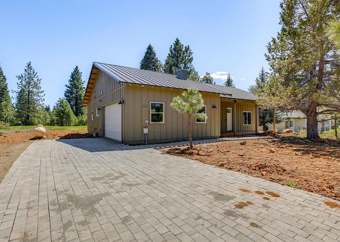 2 Mi To Lake Almanor: Home W/ Golf Course Views!