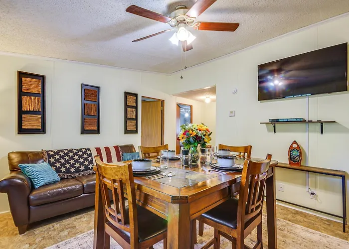 4 Mi To Bennett Spring Sp: Dog-Friendly Home!