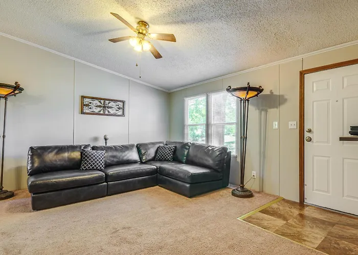 4 Mi To Bennett Spring Sp: Dog-Friendly Home!