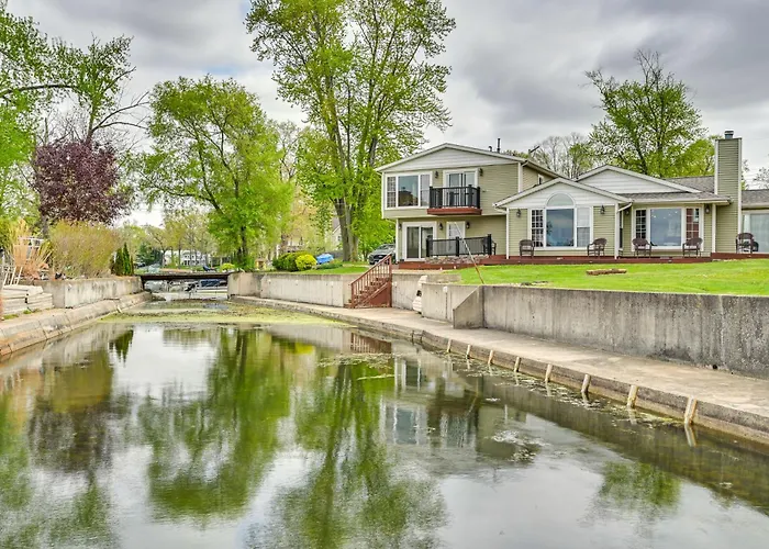 Scenic Views: Spacious Webster Lake House!