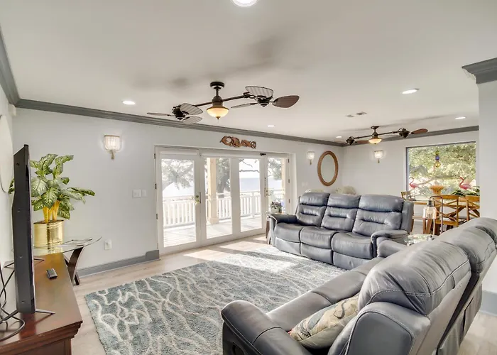 Front Row Beachfront Long Beach Getaway