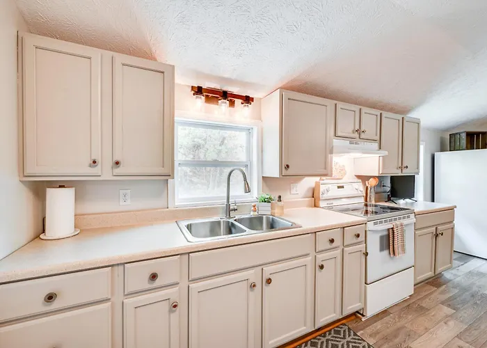 Walk To Dtwn Greensburg: Charming Unit W/ Deck!