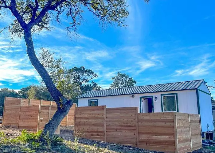 Cute Casita With Stock Tank Hot Tub And Fenced Yard In Lakehills, Texas