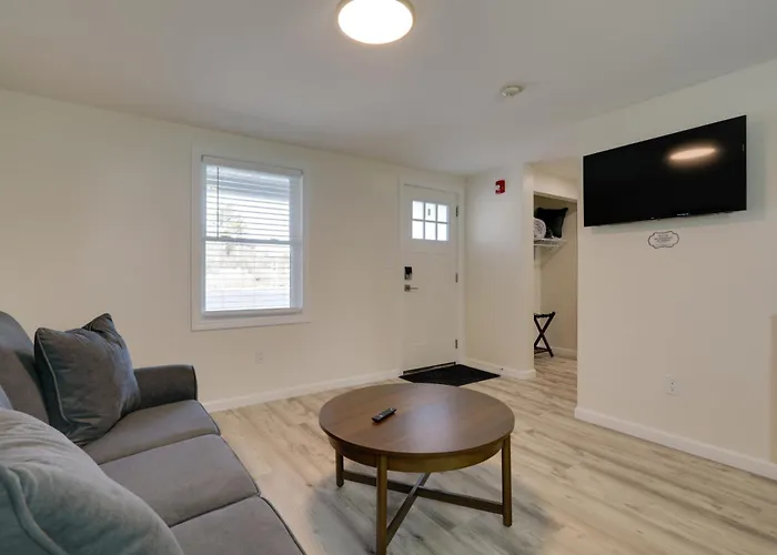 3 Mi To Beaches: Peaceful Wareham Getaway