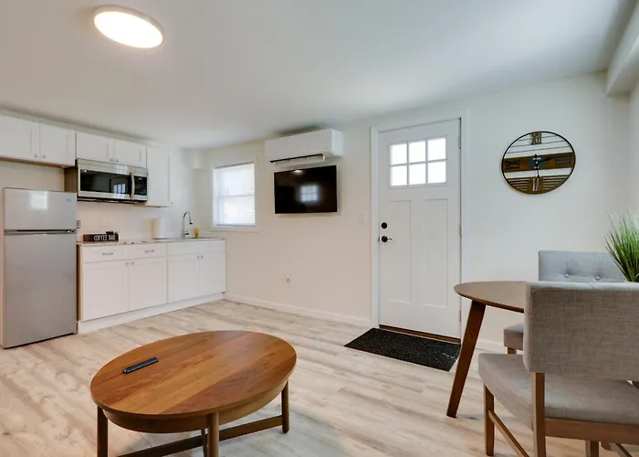 3 Mi To Onset Beach: Sleek Apartment In Wareham