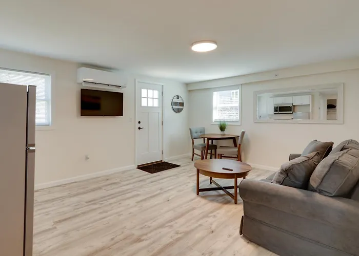 3 Mi To Onset Beach: Sleek Apartment In Wareham