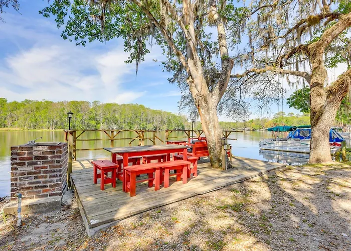 Lanai & Fire Pit: Riverfront Studio In Chiefland!