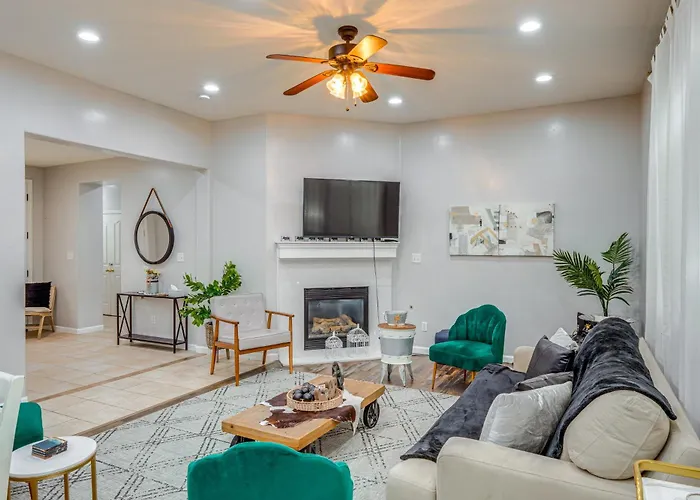8 Mi To Beach Park: Bakersfield Gem W/ Yard!