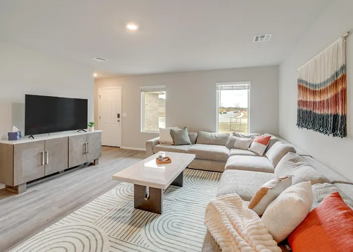 Family-Friendly, Pets Welcome: Broken Arrow Gem!
