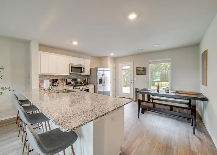 Family-Friendly, Pets Welcome: Broken Arrow Gem!