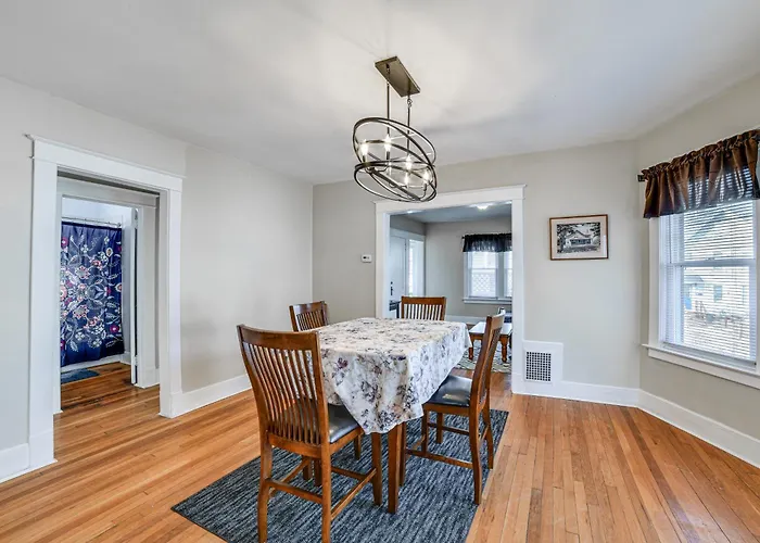 1 Mi To Dtwn Binghamton: Apt W/ Covered Balcony!