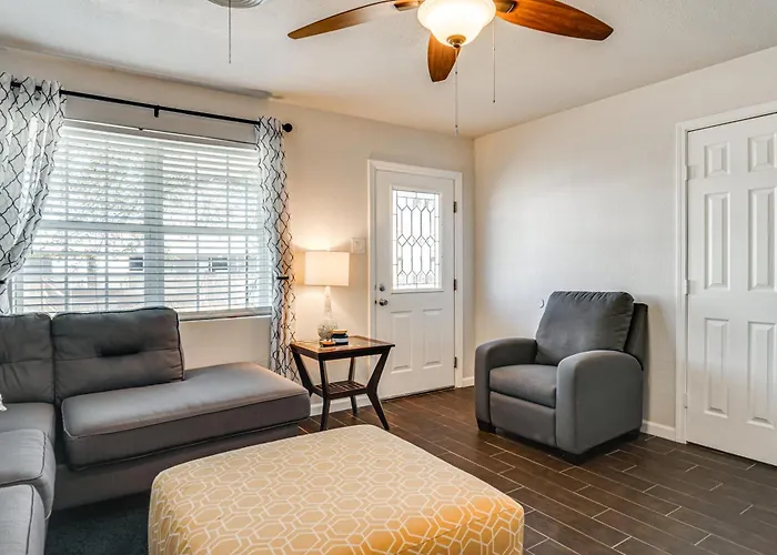 Walk To Town: Home W/ Yard In Brenham!