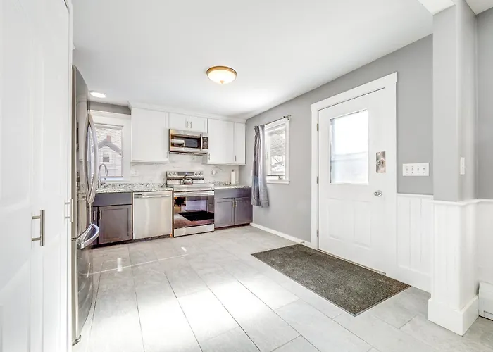 1/2 Mi To Dtwn & Harbor Park: Home W/ Large Yard!