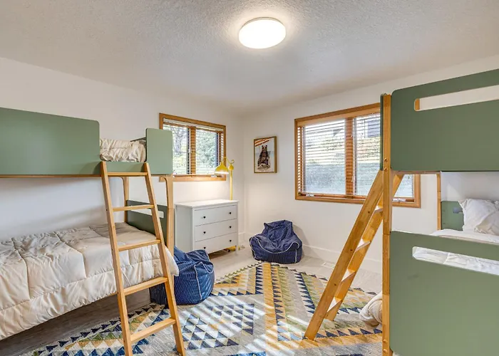 Oceanside Escape W/ Stunning Views: Walk To Beach!