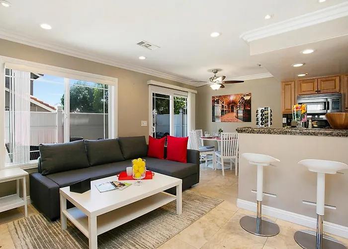 Multi-Level 2Br-Fast Wifi-Free Parking -Cm-1