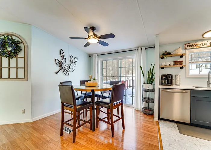 Walk To Lakemont Park: Family-Friendly Home!