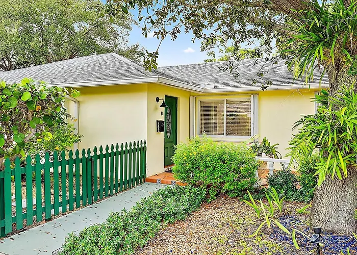 1 Mi To Shore: Pet-Friendly Lake Worth Beach Home!