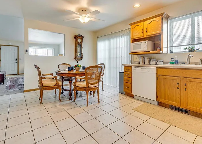 2 Mi To Lake Michigan: Cozy Duplex W/ Private Yard