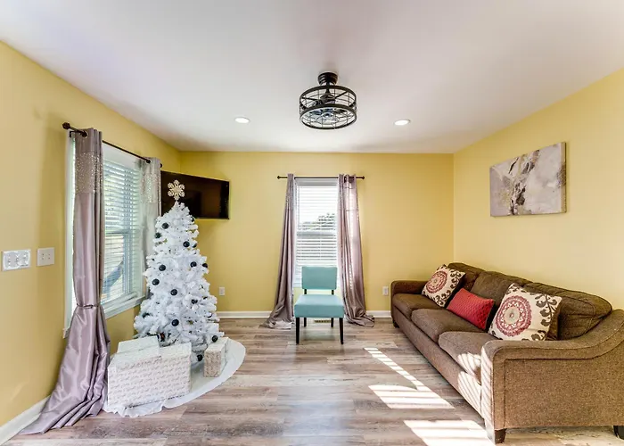 Walk Downtown: Charming Rome Abode W/ Yard!
