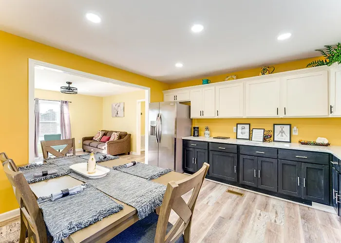 Walk Downtown: Charming Rome Abode W/ Yard!