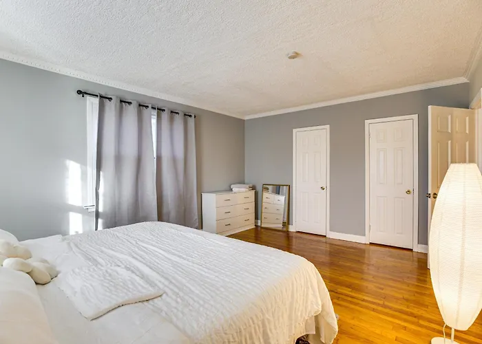 3 Mi To Downtown: Spacious White Plains Home
