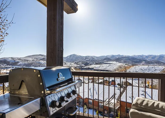Private Hot Tub, Minutes To Ski, Cozy Getaway, Beautiful Condo- Large 3Br, Private Garage!