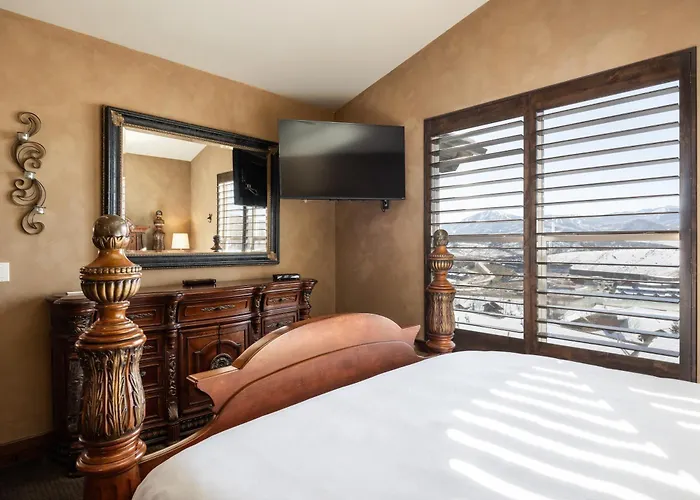 Private Hot Tub, Minutes To Ski, Cozy Getaway, Beautiful Condo- Large 3Br, Private Garage!