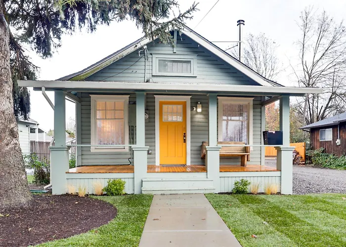 Walkable Location: Quaint Cottage In Forest Grove!