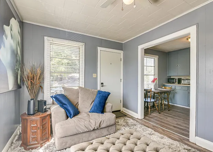 Near Sabine Lake & Refineries: Pet-Friendly Apt