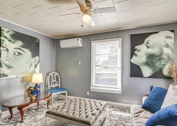 Near Sabine Lake & Refineries: Pet-Friendly Apt