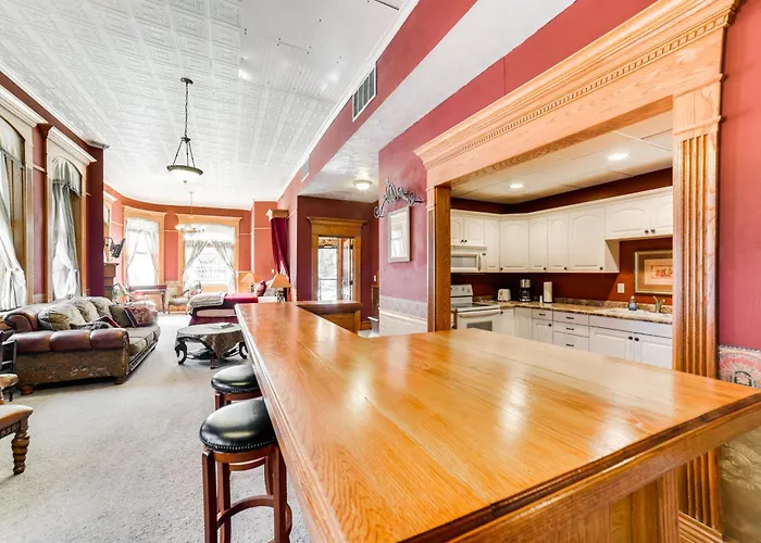Downtown Yankton Suite: Walk To Restaurants!