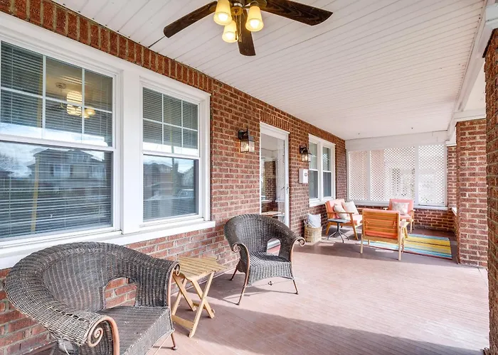 Walk To The Grandin Theatre: Roanoke Unit W/ Yard!
