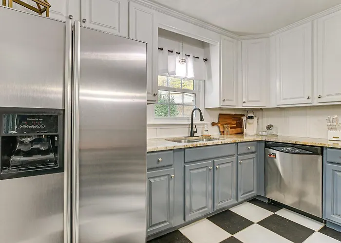 4 Mi To Falls Lake: Dog-Friendly Wake Forest Home