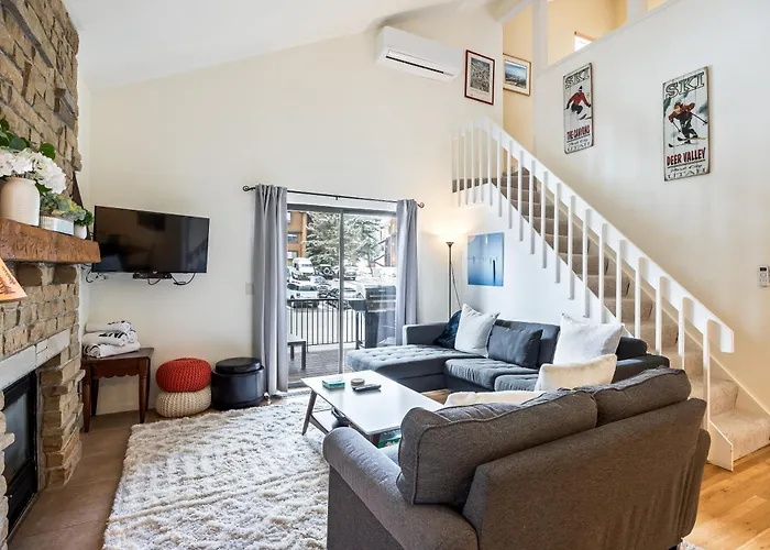 Walk To Lift, Sleeps 6, Shared Hot Tub, Cozy Interiors, Gourmet Dining, Fireplace And Patio