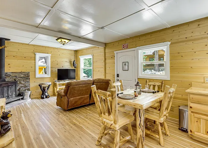 Walk To Water: Cozy Cabin In Green Valley Lake!