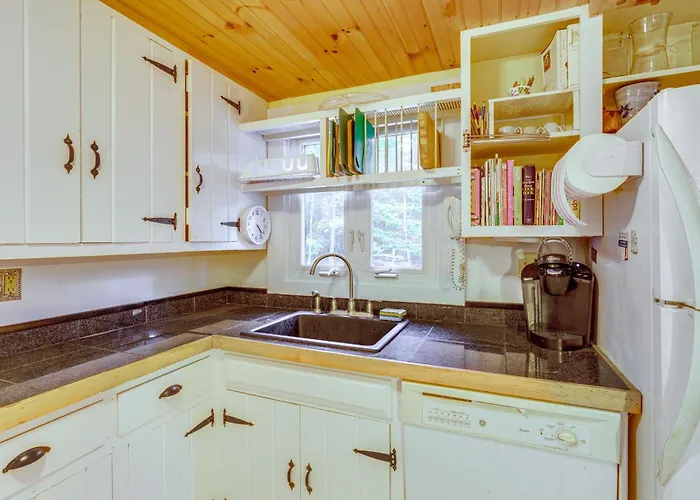 Idyllic Lakefront Cottage Near Mount Sunapee