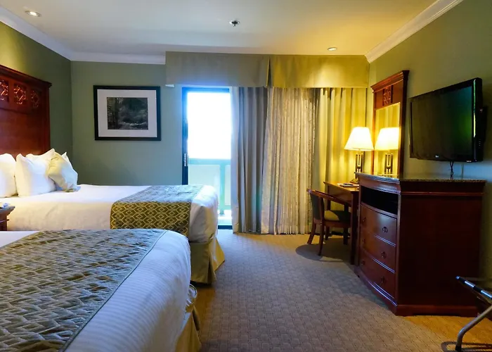 Best Western Plus Forest Park Inn