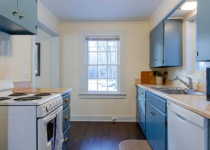 Quintessential Vt Cottage In Manchester Village
