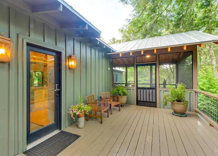 Tranquil Highlands Cottage W/ Fire Pit & Stream!